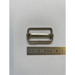 Boucle métallique crantée